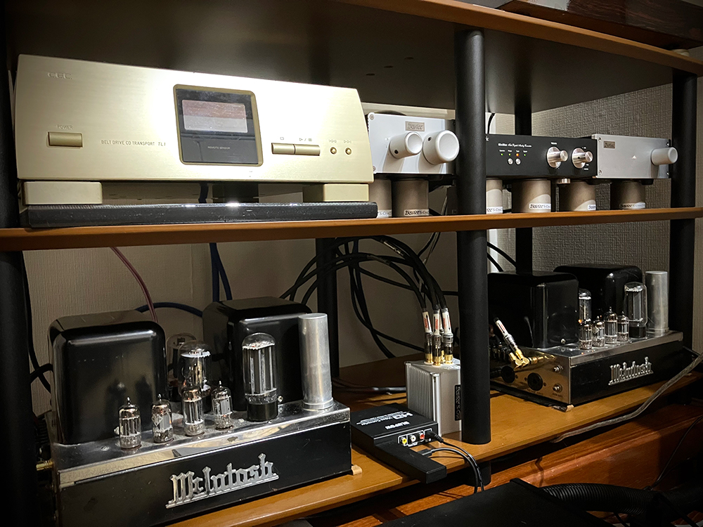 札幌試聴室 常設機器の棚写真